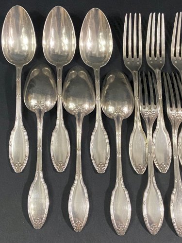 6 grandes cuillères 6 fourchettes de table en métal argenté de style Louis XVI