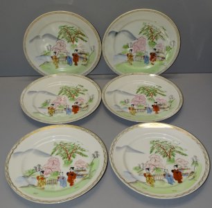 - 6 SMALL PLATES PORCELAIN MADE IN JAPAN EAC HAND PAINTED COLLECTION D