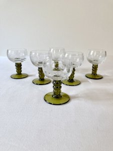 6 petits verres à liqueur Roemer, pieds gradins vert mousse