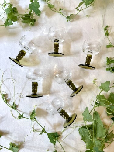 6 petits verres à liqueur Roemer, pieds gradins vert mousse
