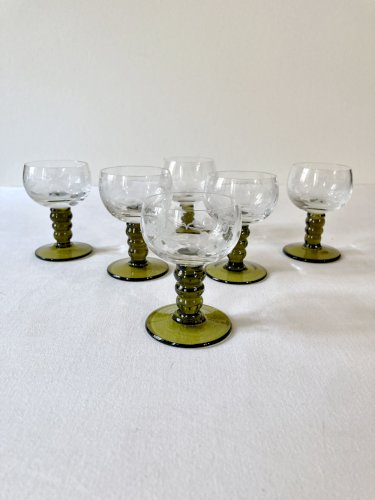 6 petits verres à liqueur Roemer, pieds gradins vert mousse
