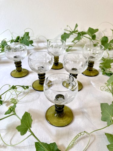 6 petits verres à liqueur Roemer, pieds gradins vert mousse