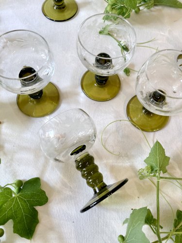 6 petits verres à liqueur Roemer, pieds gradins vert mousse