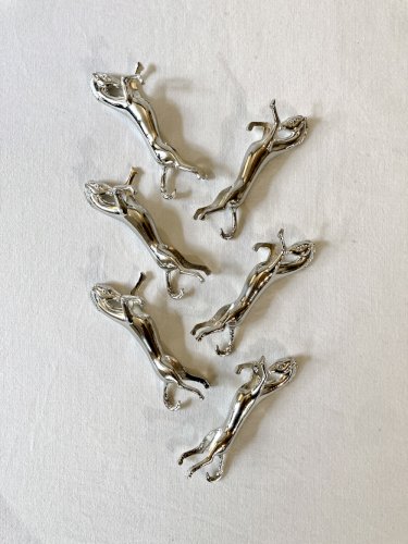 6 porte-couteaux en métal argenté en forme de cheval. Années 1960