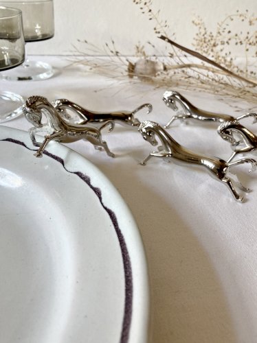 6 porte-couteaux en métal argenté en forme de cheval. Années 1960