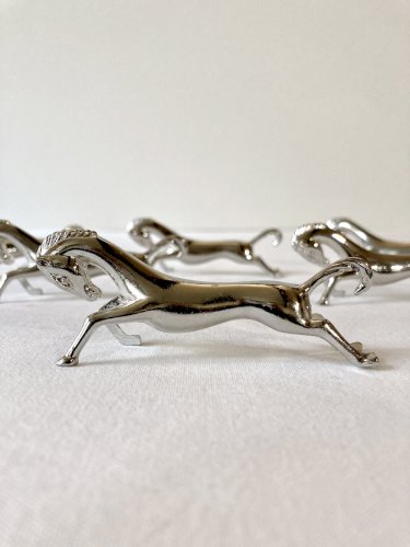 6 porte-couteaux en métal argenté en forme de cheval. Années 1960