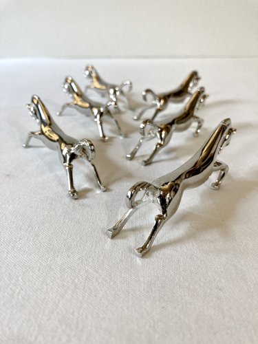 6 porte-couteaux en métal argenté en forme de cheval. Années 1960