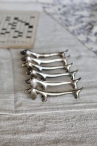 6 vintage dachshund knife holders – Silver-plated metal with patina