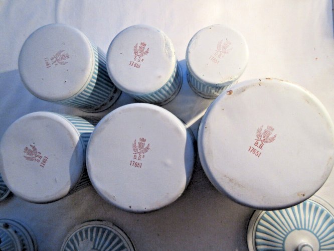 6 pots à épices Art Déco, tôle émaillée comme cafetière: Guirlande de roses BB