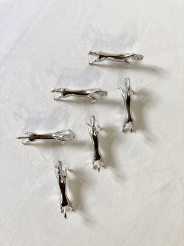 6 repose-couteaux en métal argenté en forme de cheval. Années 1960