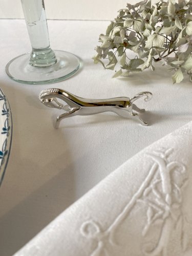 6 repose-couteaux en métal argenté en forme de cheval. Années 1960