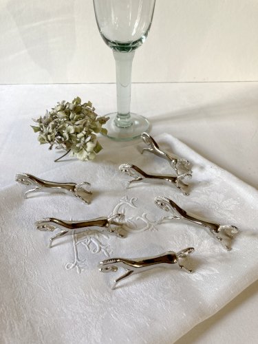 6 repose-couteaux en métal argenté en forme de cheval. Années 1960