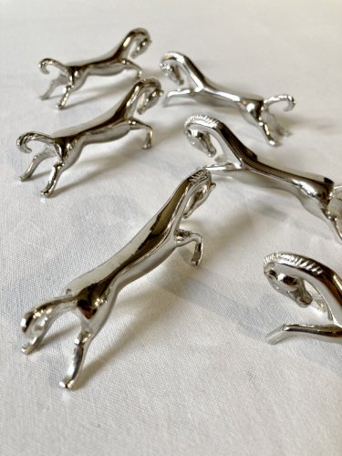 6 repose-couteaux en métal argenté en forme de cheval. Années 1960