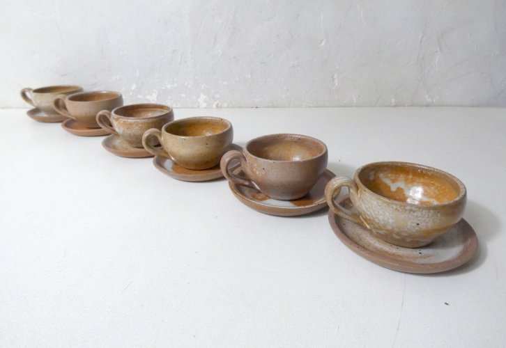 6 tasses en grès avec soucoupes vintage