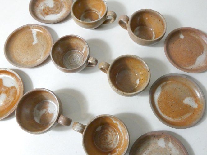 6 tasses en grès avec soucoupes vintage