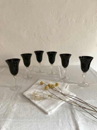 6 verres à pied avec calice en verre noir
