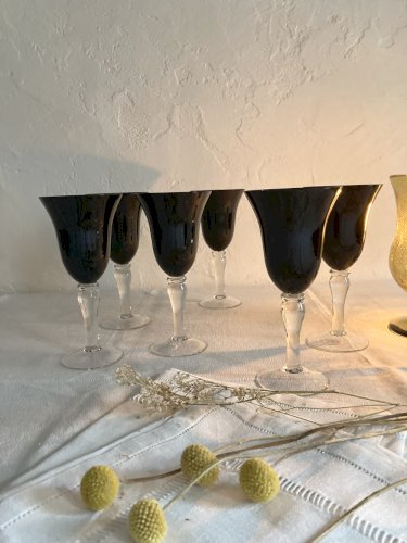 6 verres à pied avec calice en verre noir