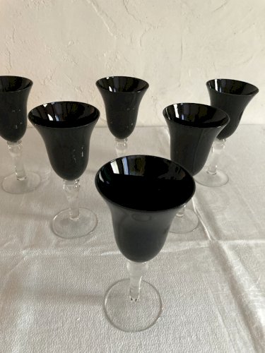 6 verres à pied avec calice en verre noir