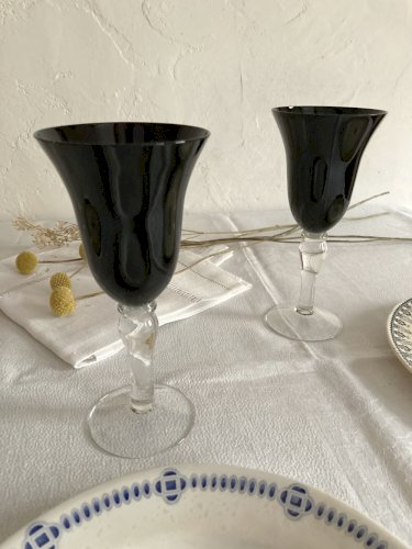 6 verres à pied avec calice en verre noir