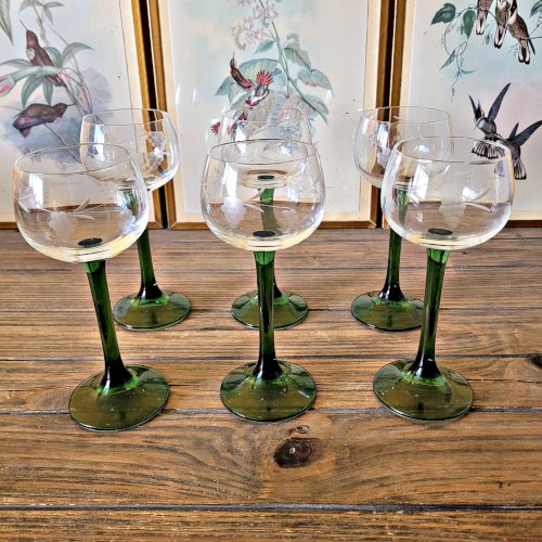 6 verres à vin dAlsace au décor gravé (raisin), pied vert