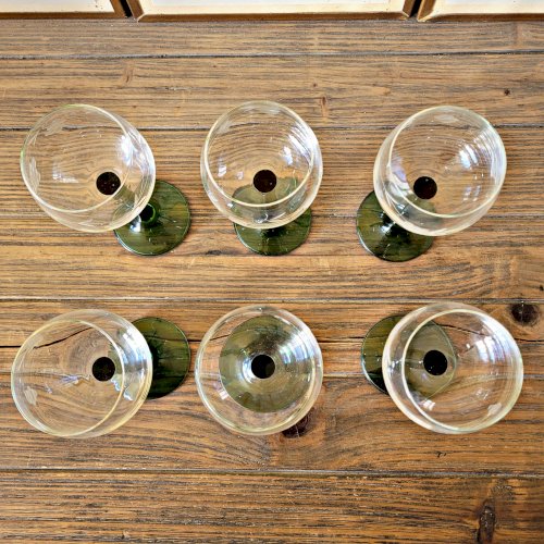 6 verres à vin dAlsace au décor gravé (raisin), pied vert