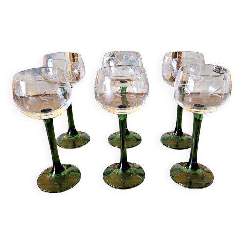 6 verres à vin dAlsace au décor gravé (raisin), pied vert
