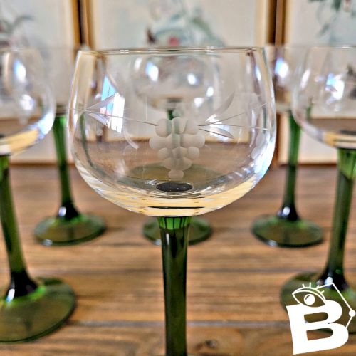 6 verres à vin dAlsace au décor gravé (raisin), pied vert