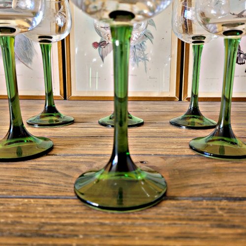 6 verres à vin dAlsace au décor gravé (raisin), pied vert