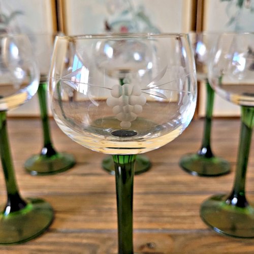 6 verres à vin dAlsace au décor gravé (raisin), pied vert
