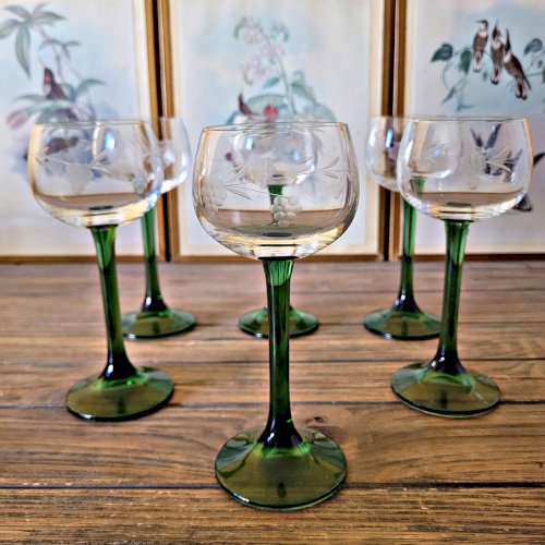 6 verres à vin dAlsace au décor gravé (raisin), pied vert