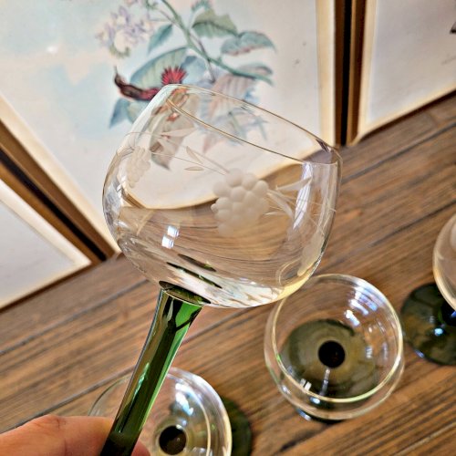 6 verres à vin dAlsace au décor gravé (raisin), pied vert