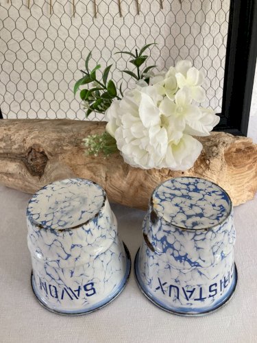 625⚜️ Décoratif Deux Anciens Pots en Tôle Émaillés Vintage Hauteur 10 Cm