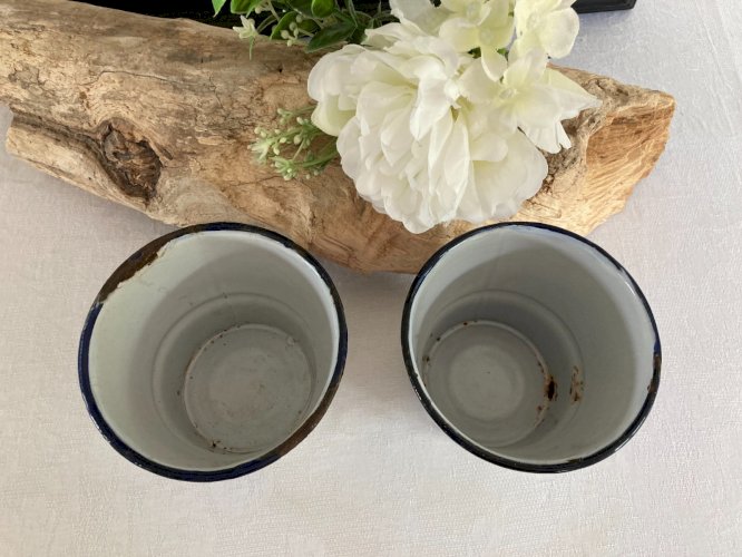 625⚜️ Décoratif Deux Anciens Pots en Tôle Émaillés Vintage Hauteur 10 Cm