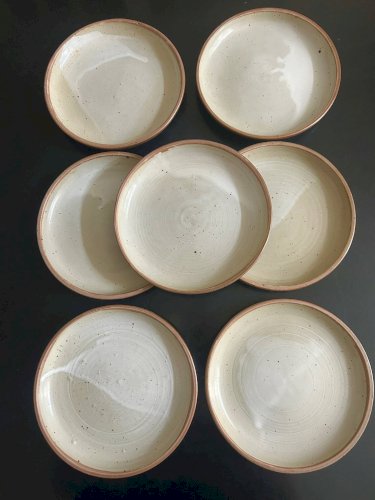 7 assiettes en grés 1970