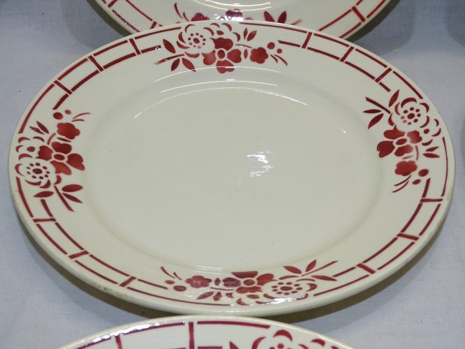 -7 ASSIETTES PLATES DEMI PORCELAINE BADONVILLER  FLEURS & MOTIFS ROUGES    D