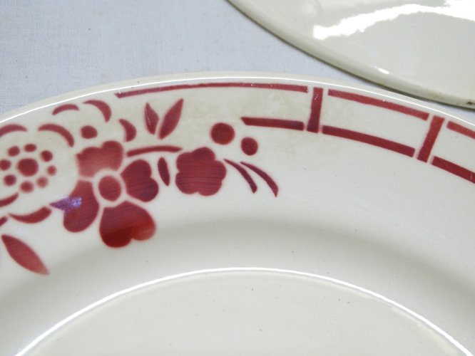 -7 ASSIETTES PLATES DEMI PORCELAINE BADONVILLER  FLEURS & MOTIFS ROUGES    D