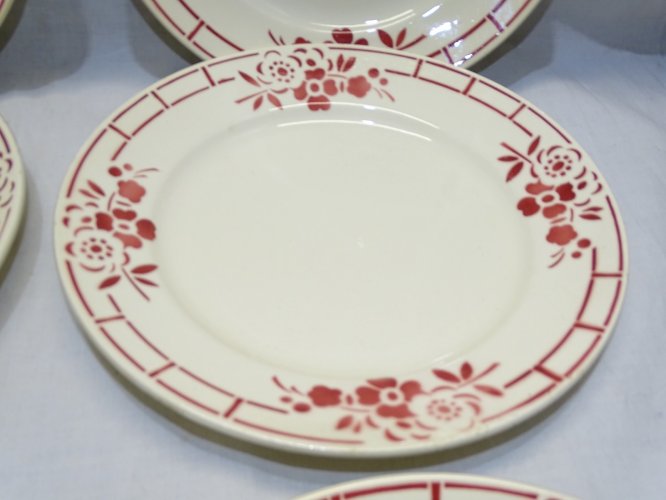 -7 ASSIETTES PLATES DEMI PORCELAINE BADONVILLER  FLEURS & MOTIFS ROUGES    D
