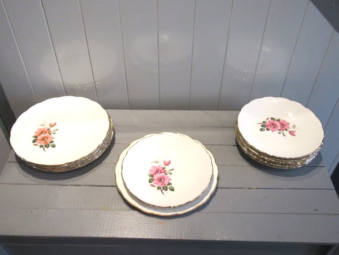 7 Assiettes plates en porcelaine décor fleurs l'amandinoise vintage