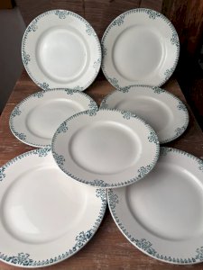 7 assiettes plates Saint-Amand en terre de fer