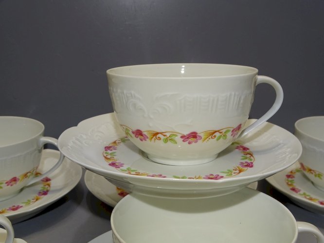 -7 TASSES  SOUCOUPES PORCELAINE de LIMOGES BELLES GUIRLANDES FLEURS COLLECTION D