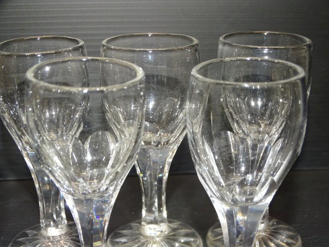 -7 VERRES A PIEDS CRISTAL ANCIENS pour CAVE A LIQUEUR COLLECTION VITRINE   D