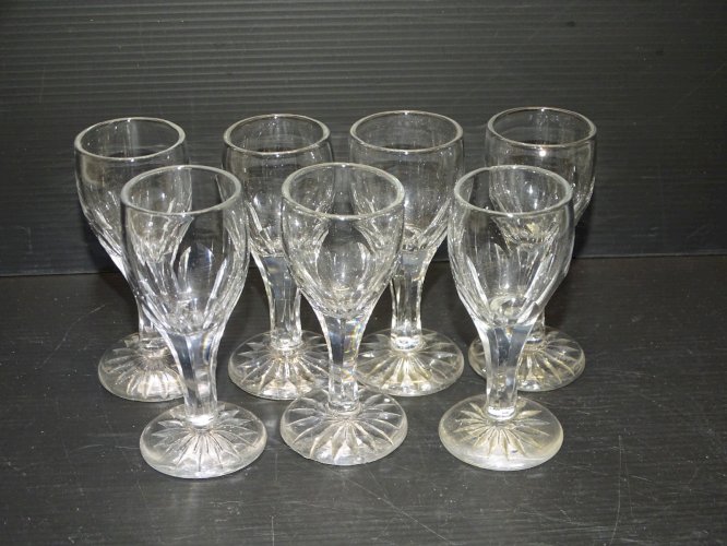 -7 VERRES A PIEDS CRISTAL ANCIENS pour CAVE A LIQUEUR COLLECTION VITRINE   D