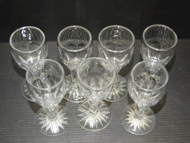 -7 VERRES A PIEDS CRISTAL ANCIENS pour CAVE A LIQUEUR COLLECTION VITRINE   D