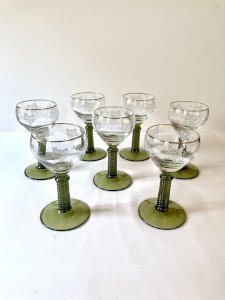 7 verres à vin dAlsace Roemer, pieds gradins vert mousse et liseré doré