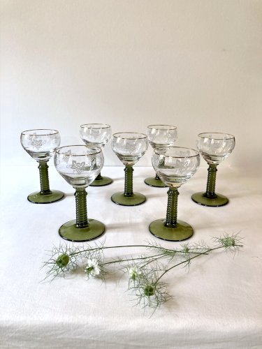 7 verres à vin dAlsace Roemer, pieds gradins vert mousse et liseré doré