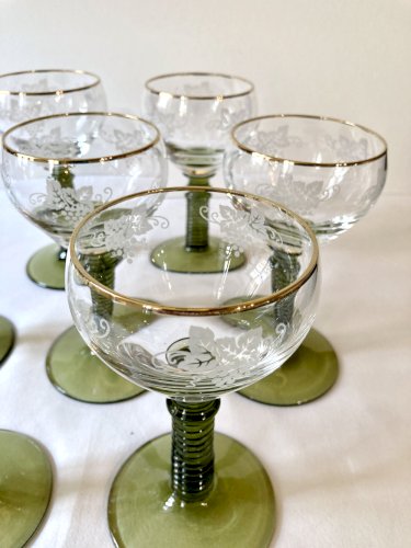 7 verres à vin dAlsace Roemer, pieds gradins vert mousse et liseré doré