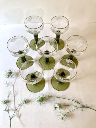 7 verres à vin dAlsace Roemer, pieds gradins vert mousse et liseré doré