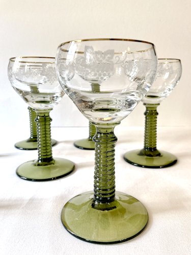 7 verres à vin dAlsace Roemer, pieds gradins vert mousse et liseré doré