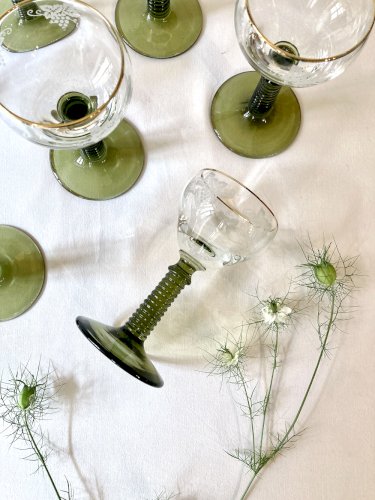 7 verres à vin dAlsace Roemer, pieds gradins vert mousse et liseré doré