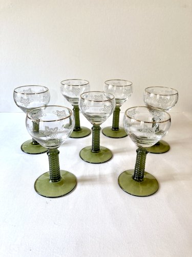 7 verres à vin dAlsace Roemer, pieds gradins vert mousse et liseré doré